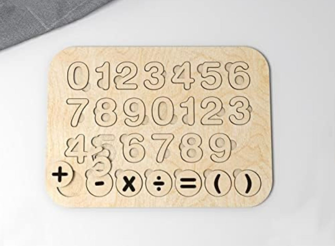 Un jeu de puzzle éducatif en bois pour apprendre les chiffres et les opérations arithmétiques de base.