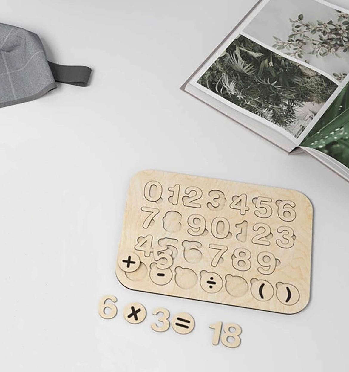 Un jeu de puzzle éducatif en bois pour apprendre les chiffres et les opérations arithmétiques de base.