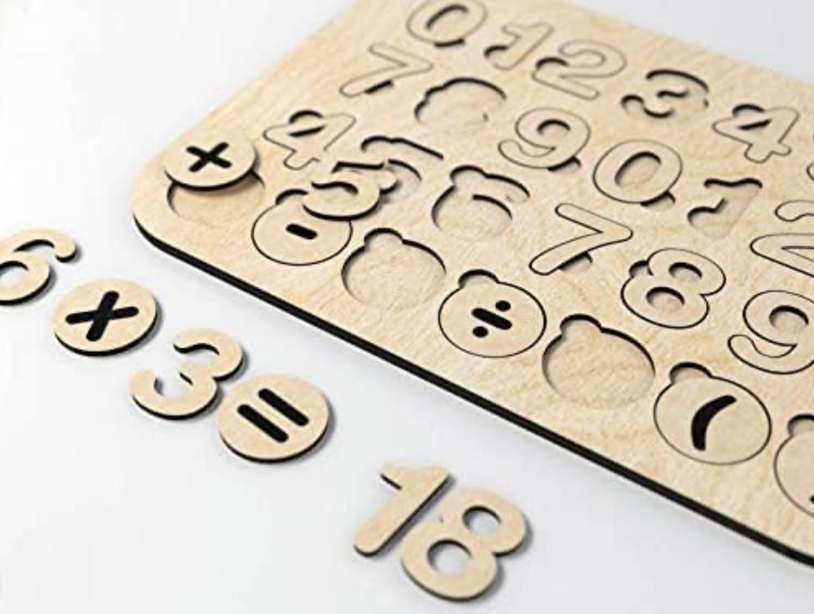 Un jeu de puzzle éducatif en bois pour apprendre les chiffres et les opérations arithmétiques de base.